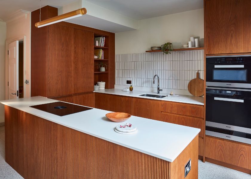 Kitchen Set Kayu dan Backsplash Putih